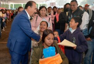 Pedro Rodríguez inicia la entrega de las becas que benefician a estudiantes de preescolar hasta universitarios
