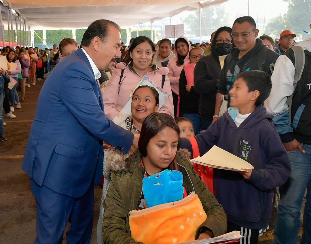 Pedro Rodríguez inicia la entrega de las becas que benefician a estudiantes de preescolar hasta universitarios