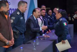 Pedro Rodríguez entrega estímulos a policías