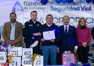 Alcalde Pedro Rodríguez y presidenta de DIF, Paty Arévalo, entregaron cuatro automóviles, 10 motocicletas y más de 500 regalos a policías