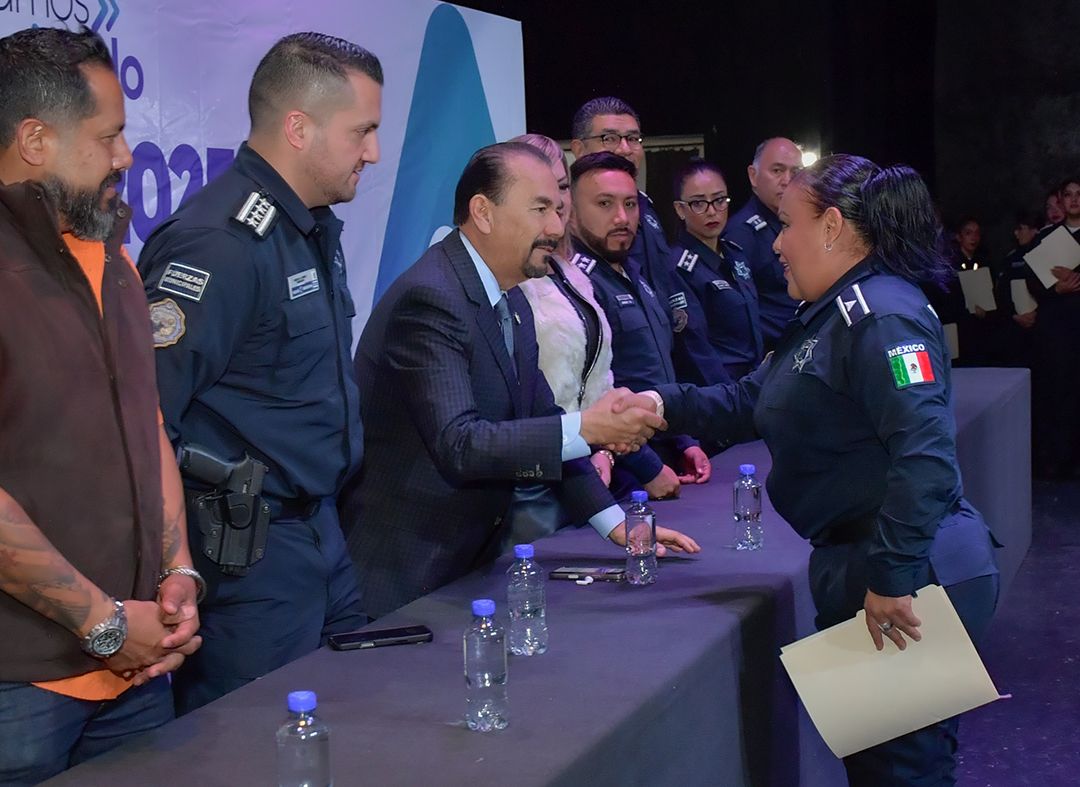 Pedro Rodríguez entrega estímulos a policías