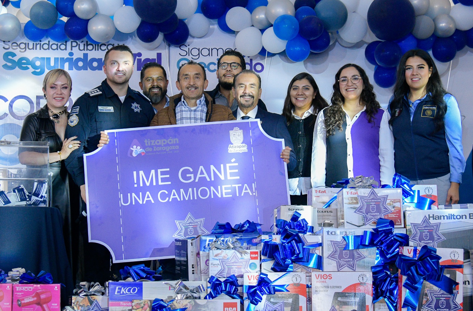 Uno de los cuatro afortunados policías con autos rifados por Gobierno de Atizapán de Zaragoza