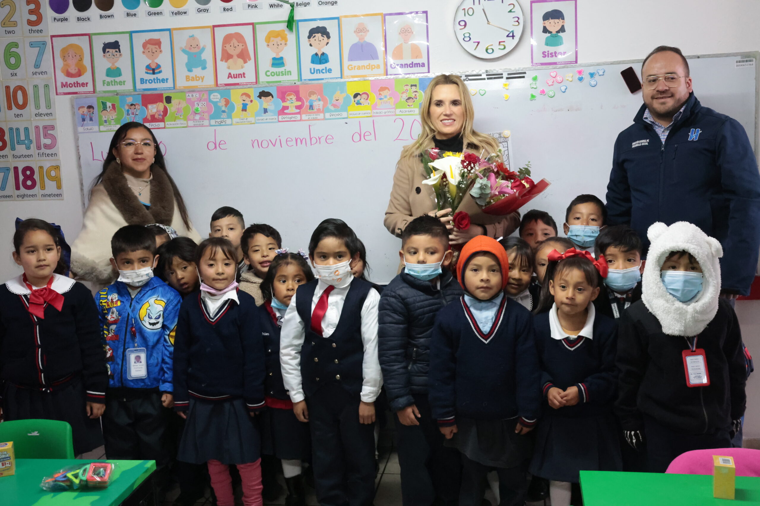 Romina Contreras entrega equipamiento