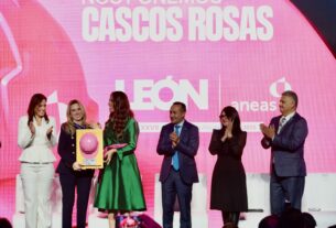 Alcaldesa de Huixquilucan, Romina Contreras recibe premio Cascos Rosas de gobernadora de Guanajuato