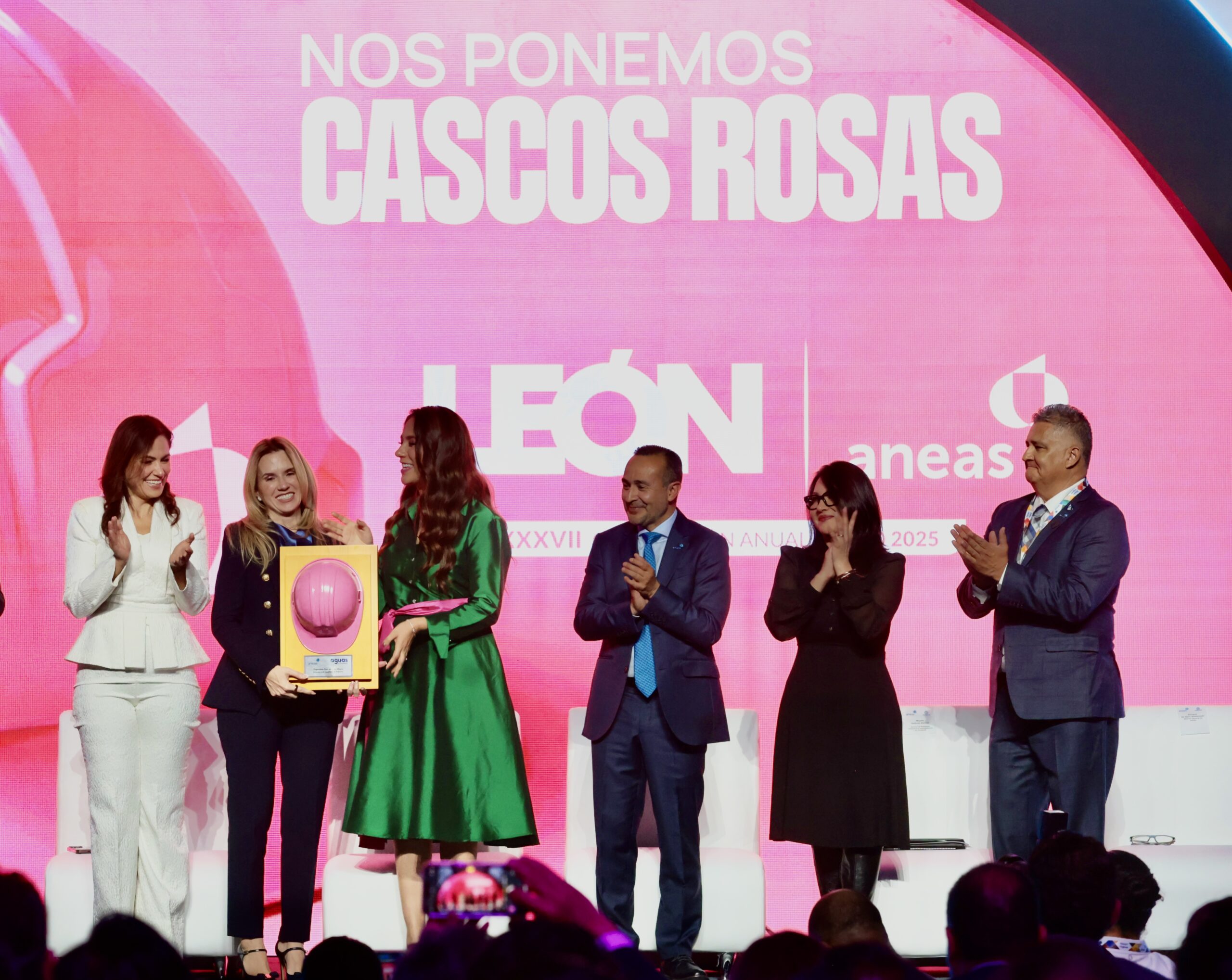Alcaldesa de Huixquilucan, Romina Contreras recibe premio Cascos Rosas de gobernadora de Guanajuato