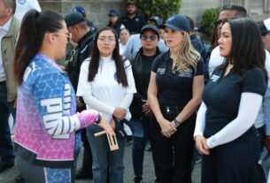 Romina Contreras y colaboradores de gobierno de Huixquilucan escuchan peticiones de los ciudadanos