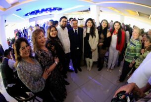 Alcalde de Naucalpan, Isaac Montoya Márquez, el presidente de ASECEM, Raúl Chaparro y empresarias