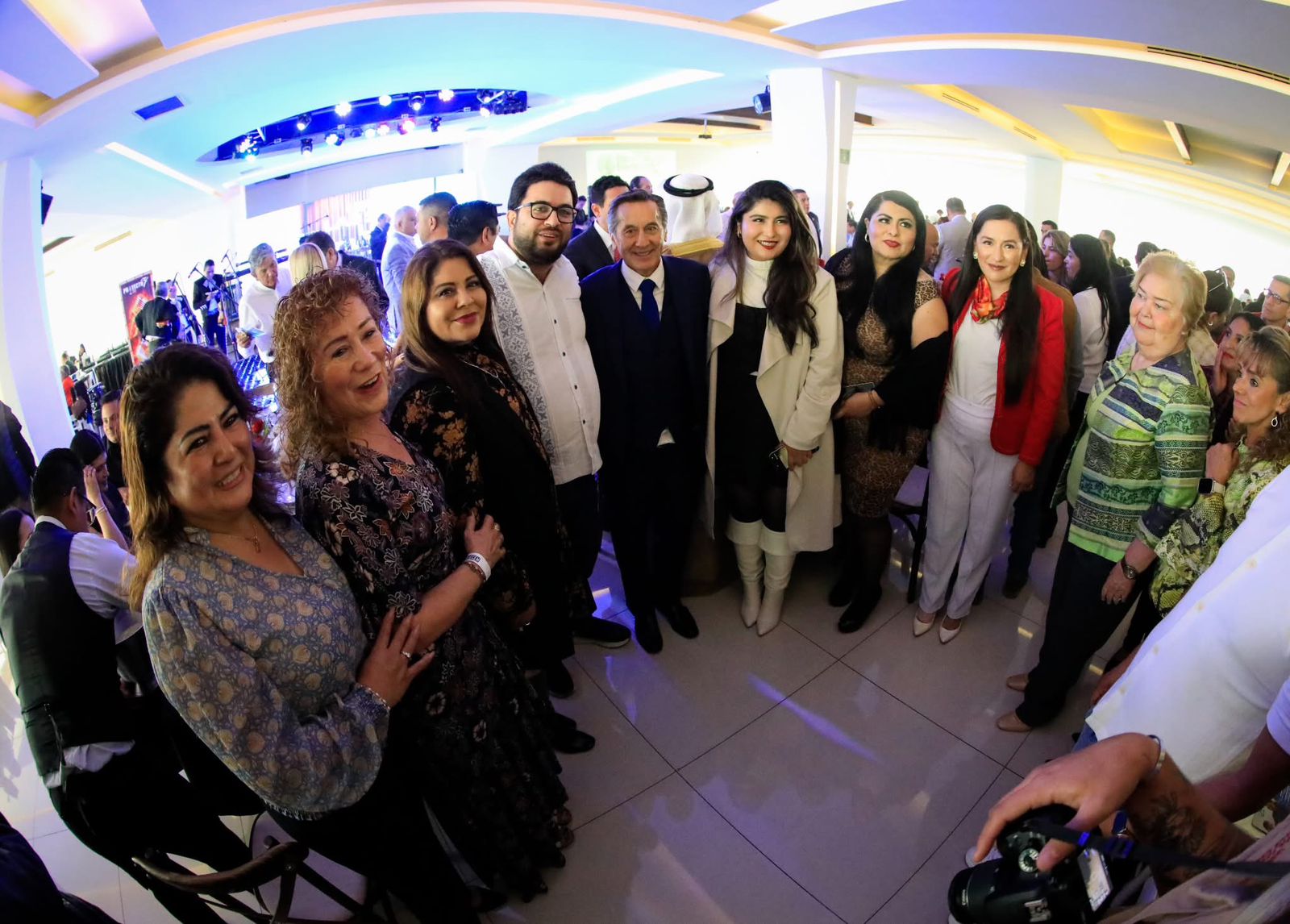 Alcalde de Naucalpan, Isaac Montoya Márquez, el presidente de ASECEM, Raúl Chaparro y empresarias