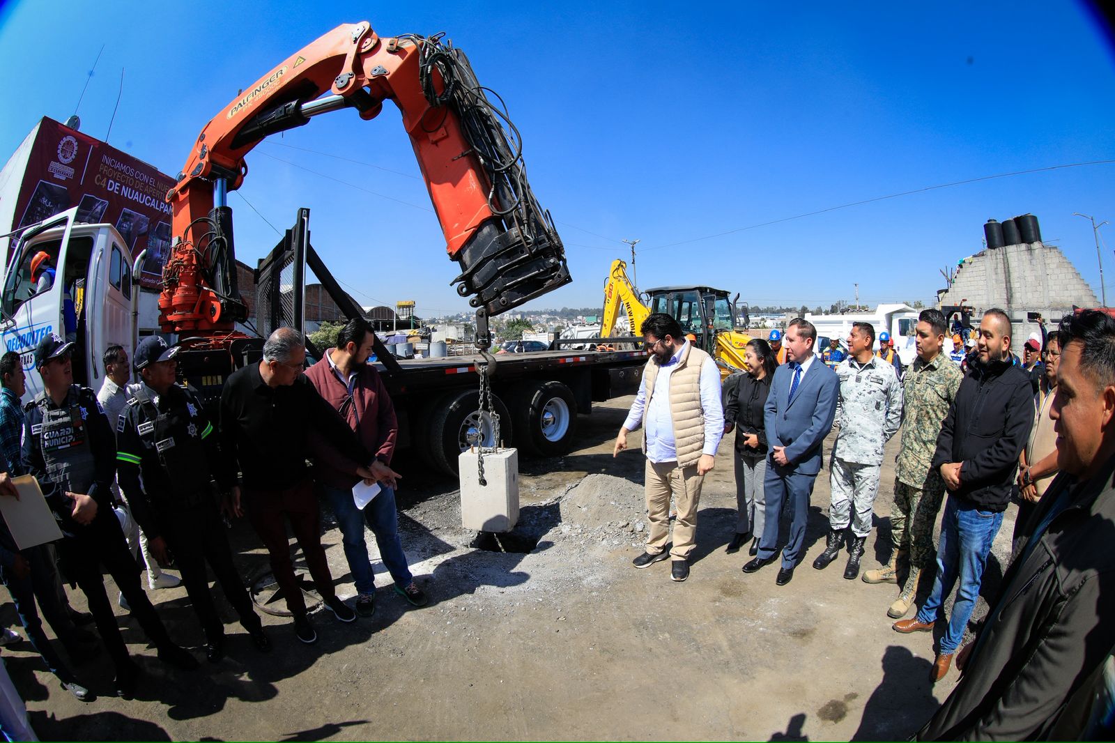 Isaac Montoya Márquez coloca la primera piedra del nuevo C4 de Naucalpan
