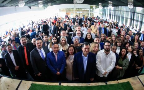 Hombres y mujeres de negocios en reunión con el alcalde de Naucalpan, Isaac Montoya Márquez