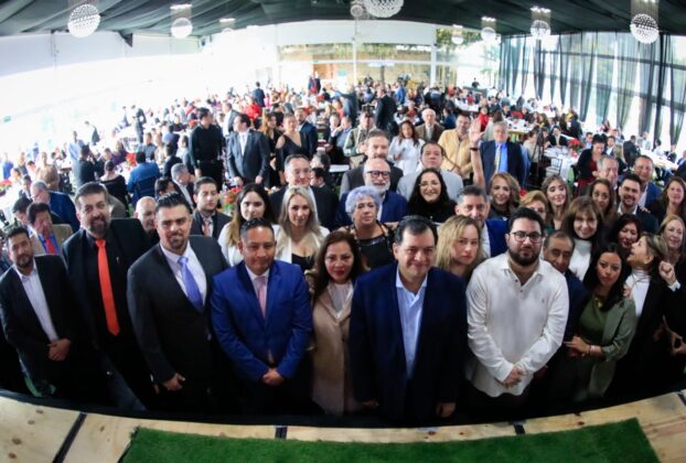 Hombres y mujeres de negocios en reunión con el alcalde de Naucalpan, Isaac Montoya Márquez