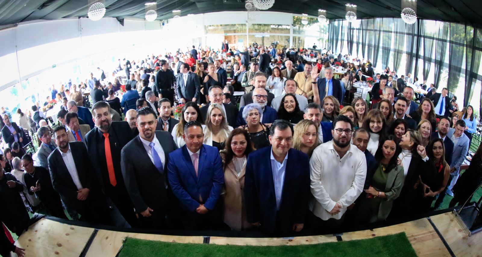 Hombres y mujeres de negocios en reunión con el alcalde de Naucalpan, Isaac Montoya Márquez