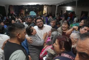 Isaac Montoya con gente de El Molinito que participa en la reconstrucción de una calle