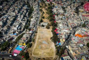 Parque La mujer, Naucalpan, recién rescatado con el retiro de basura, instalación de alumbrado y pintado de canch