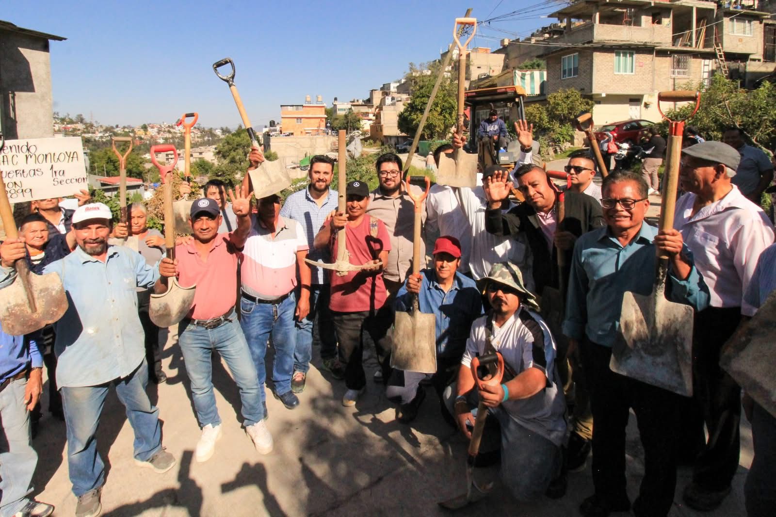 Vecinos listos con sus palas para reconstruir calles en Naucalpan