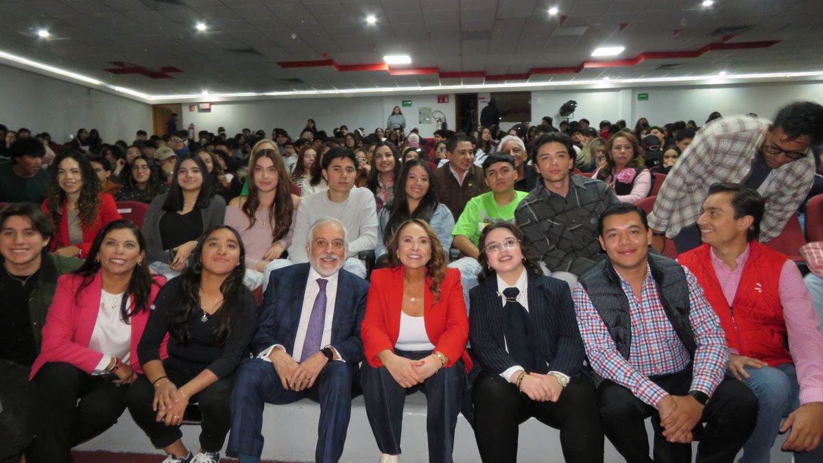 La senadora Cristina Ruiz Sandoval después de su conferencia en la UVM