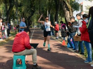 Mujeres en el gran esfuerzo de la carrera y la bicicleta