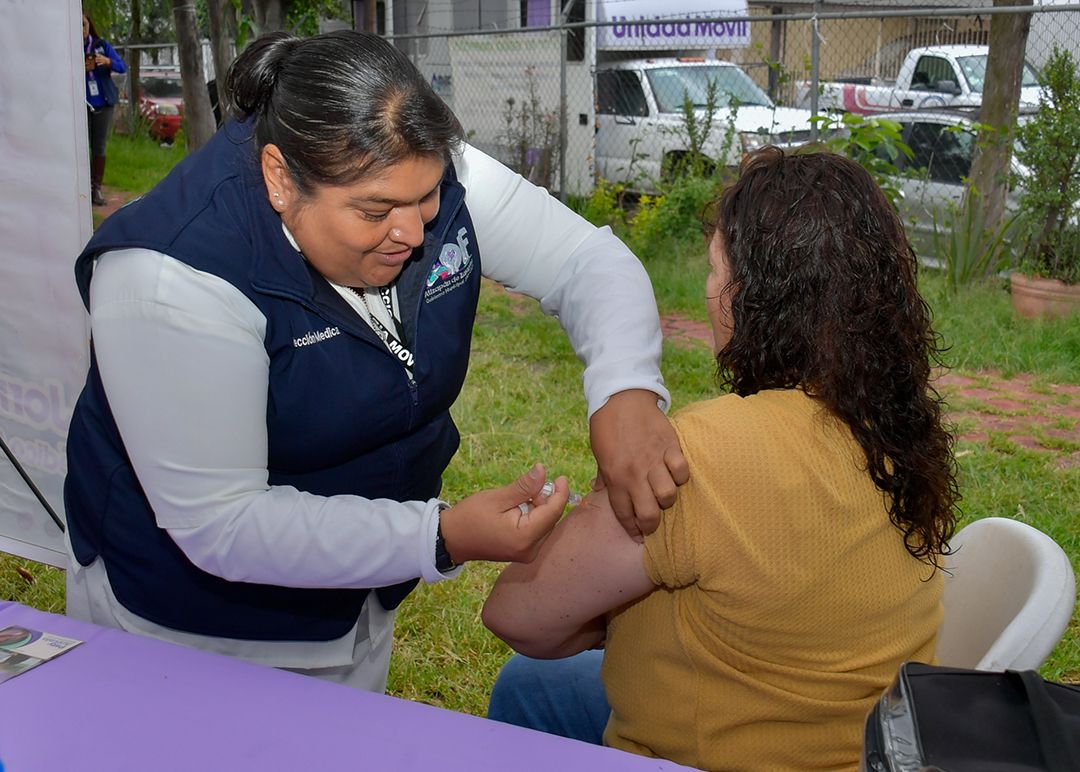 Aplican vacunas en Atizapán de Zaragoza