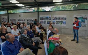 Director de Ordenamiento Territorial y Desarrollo Urbano, José Ramón Jarquín Rodríguez, entrega distintivo Atizapán Verde, en nombre del alcalde Pedro Rodríguez