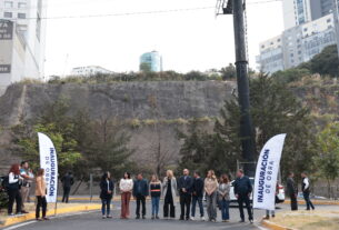 La alcaldesa de Huixquilucan, Romina Contreras y vecinos de Lomas Country Club en la entrega de obras que reforzaron muro