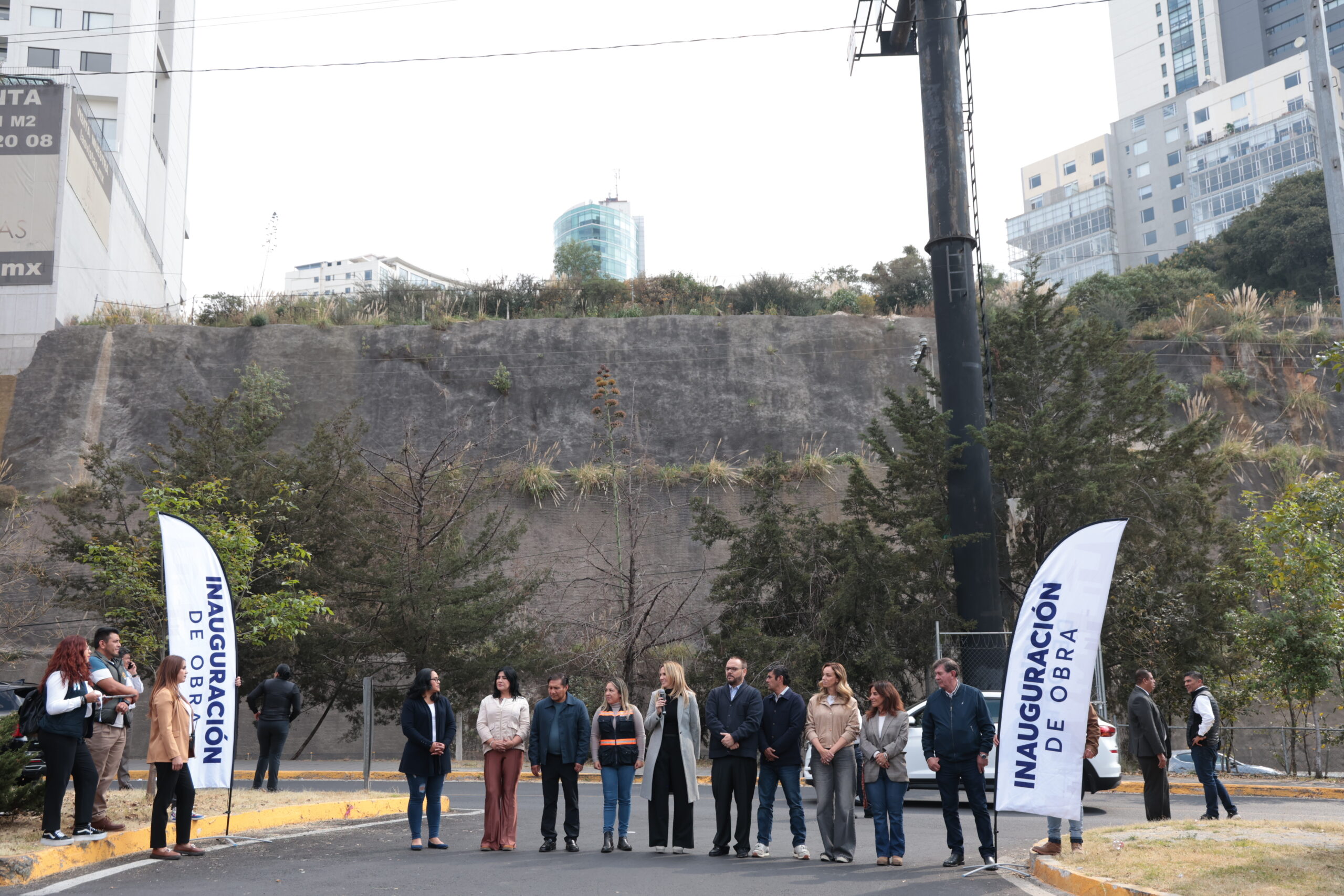 La alcaldesa de Huixquilucan, Romina Contreras y vecinos de Lomas Country Club en la entrega de obras que reforzaron muro