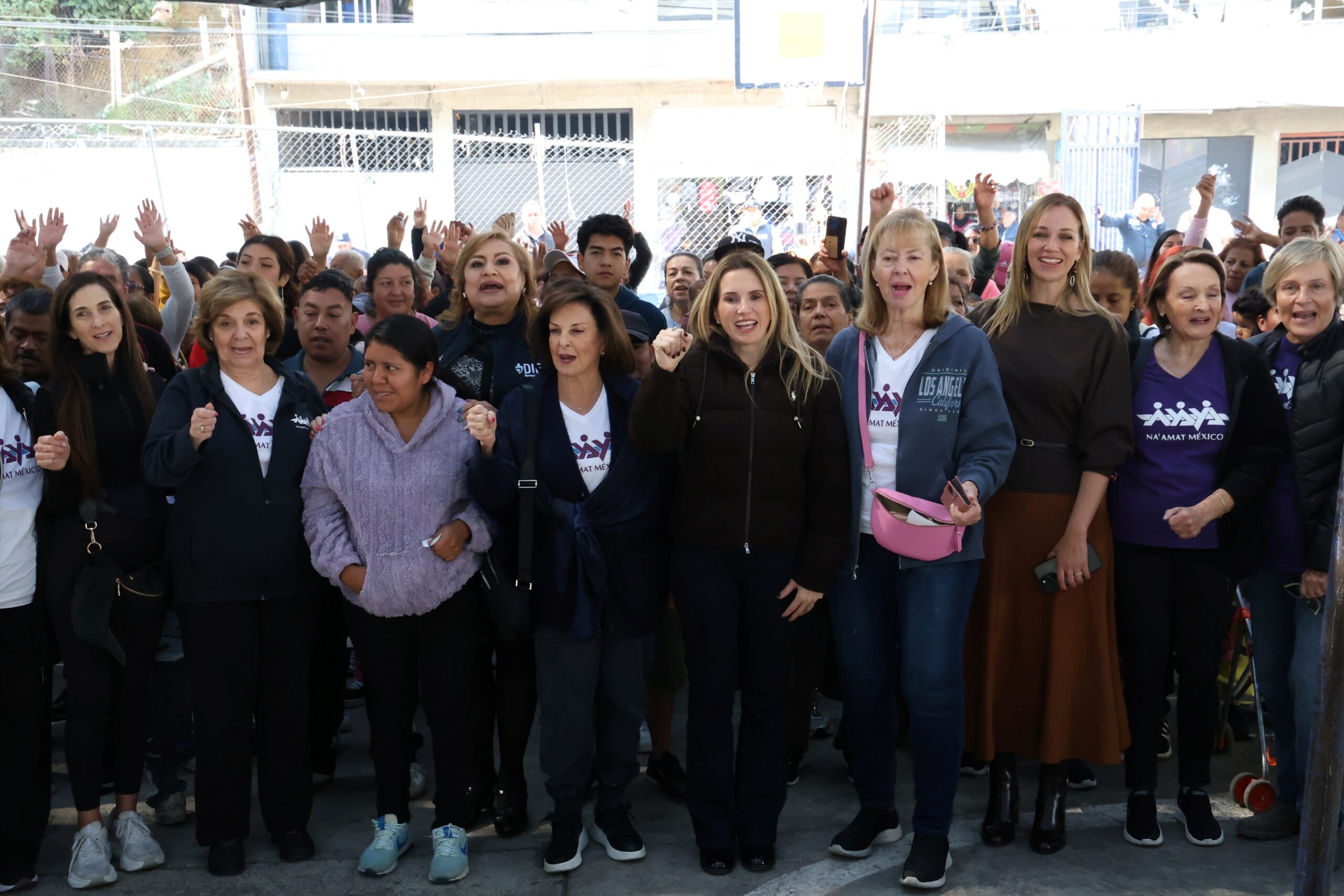 Alcalde de Huixquilucan, Romina Contreras y Naamap entregan ropa abrigadora en zonas altas