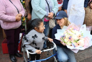 La alcaldesa de Huixquilucan, Romina Contreras presta atención a solicitudes de ciudadanos