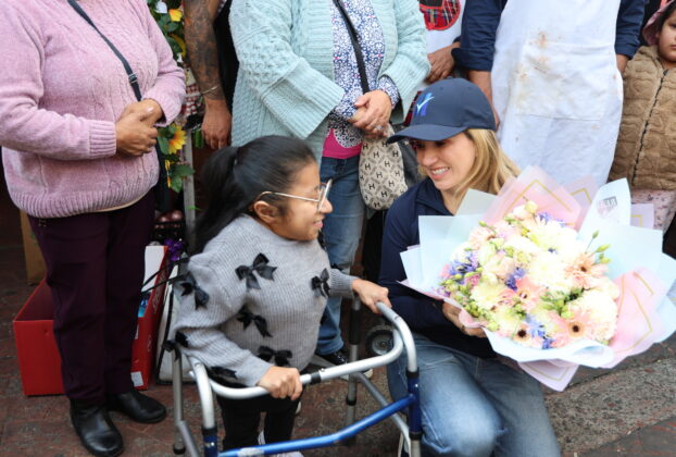 La alcaldesa de Huixquilucan, Romina Contreras presta atención a solicitudes de ciudadanos