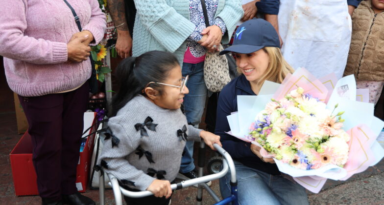 La alcaldesa de Huixquilucan, Romina Contreras presta atención a solicitudes de ciudadanos
