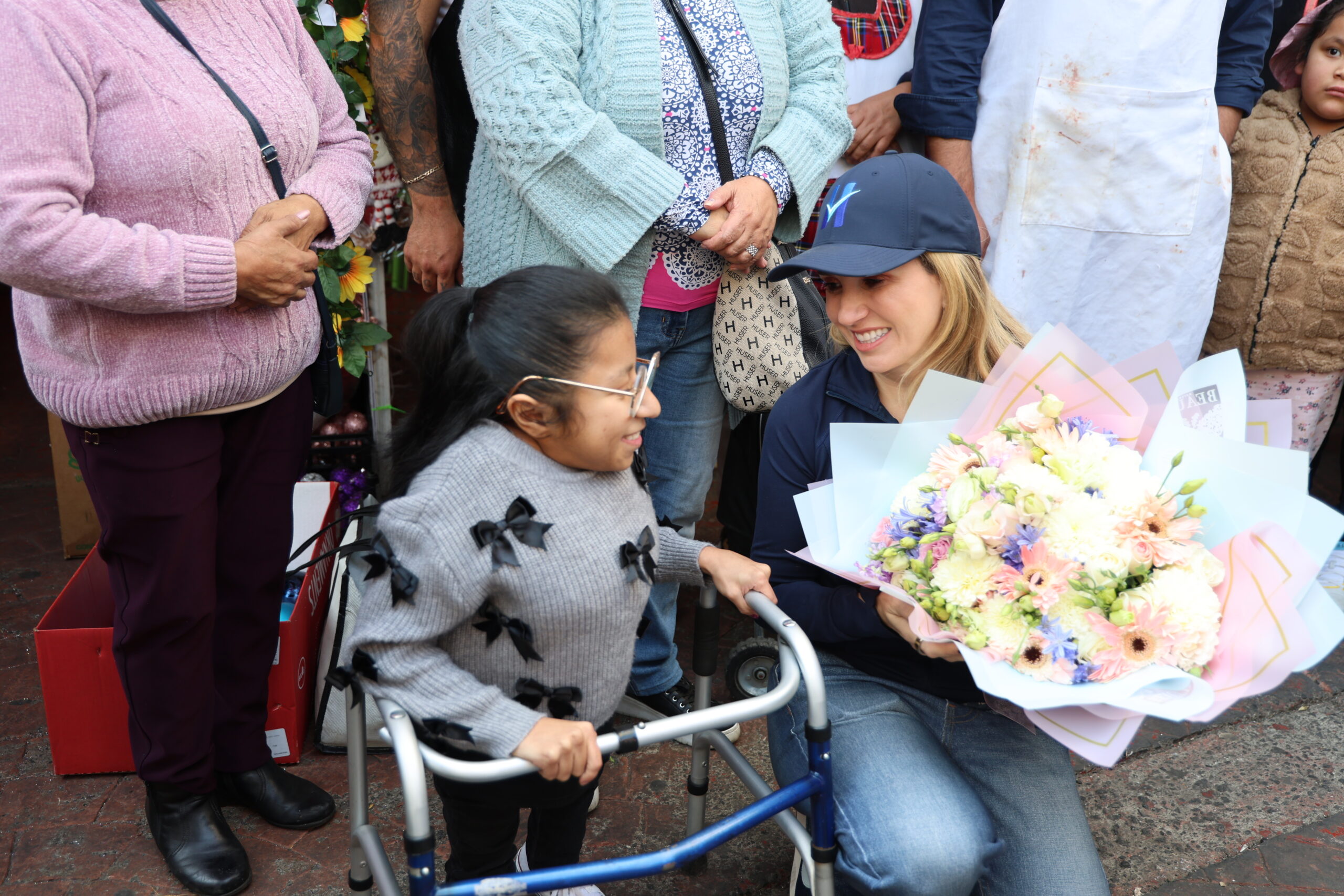 La alcaldesa de Huixquilucan, Romina Contreras presta atención a solicitudes de ciudadanos