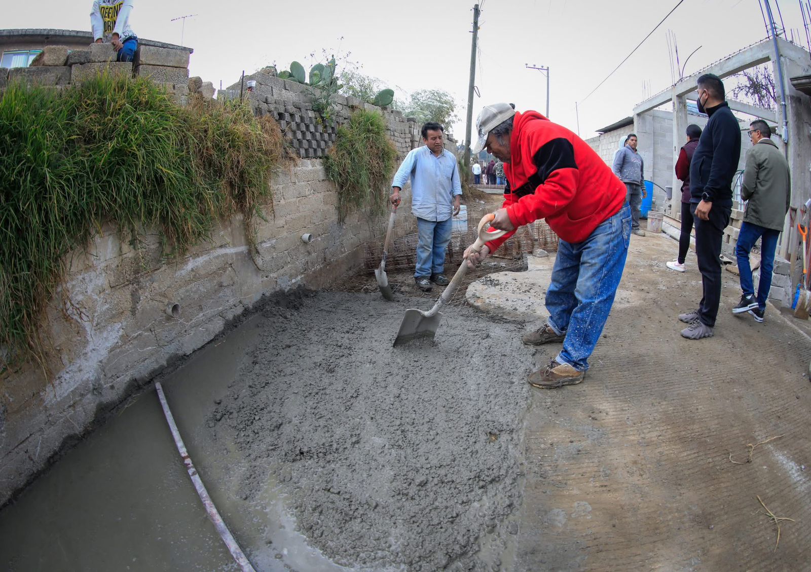 Vecinos de Chimalpa y autoridades de Naucalpan pavimentan calles