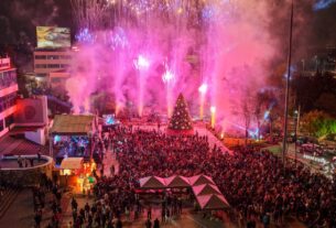 Juegos pirotécnicos y cañones de luces en encendido de árbol en Naucalpan