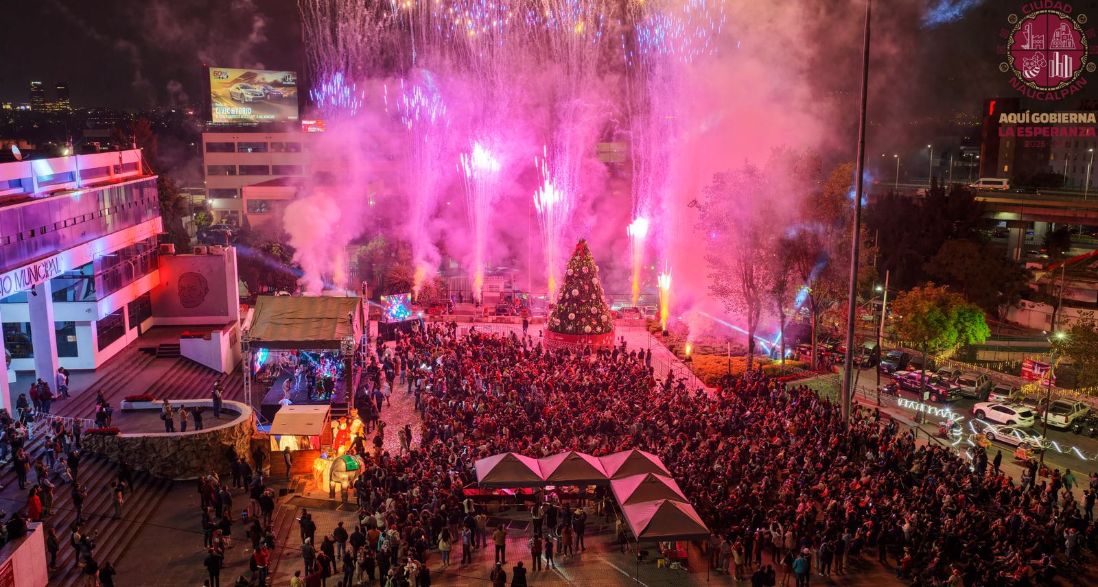 Juegos pirotécnicos y cañones de luces en encendido de árbol en Naucalpan