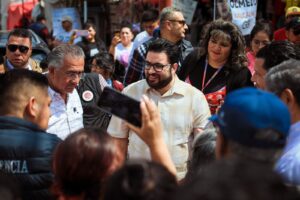 saac Montoya atiende peticiones de ciudadanos