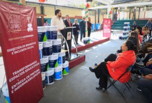 Isaac Montoya entregó pintura e impermeabilizante en escuelas para beneficiar a 20 mil alumnas y alumnos