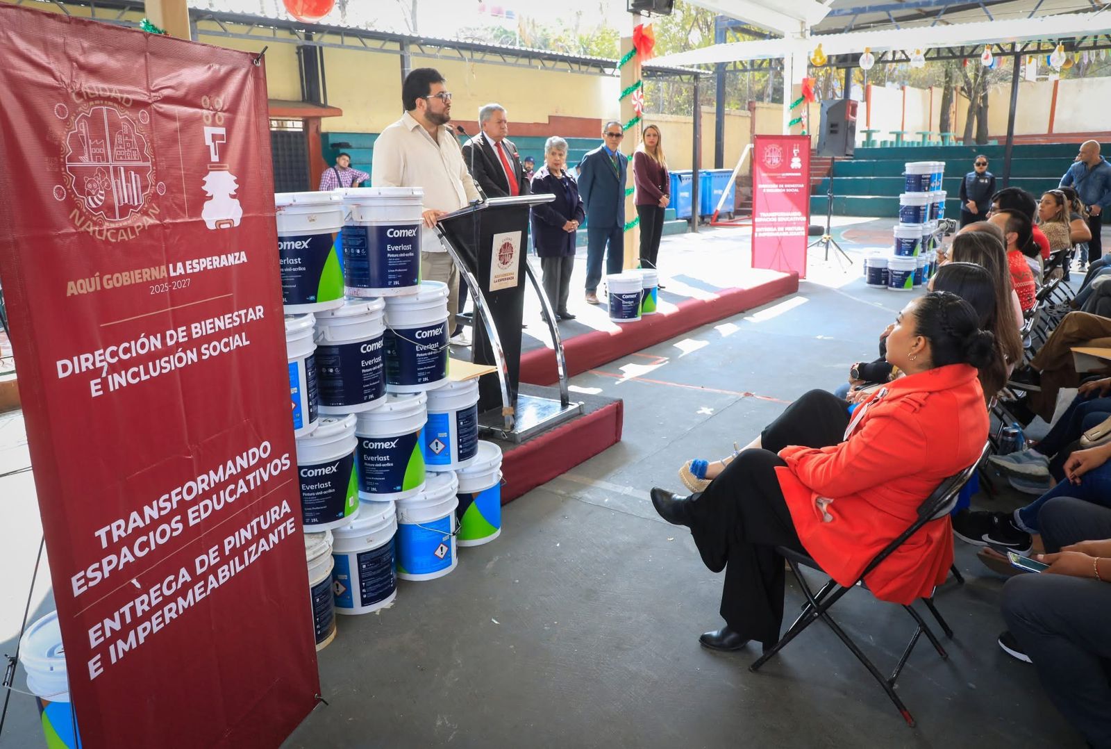 Isaac Montoya entregó pintura e impermeabilizante en escuelas para beneficiar a 20 mil alumnas y alumnos