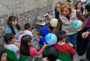 Paty Arévalo, presidenta de DIF Atizapán reparte juguetes a niños en comedor comunitario