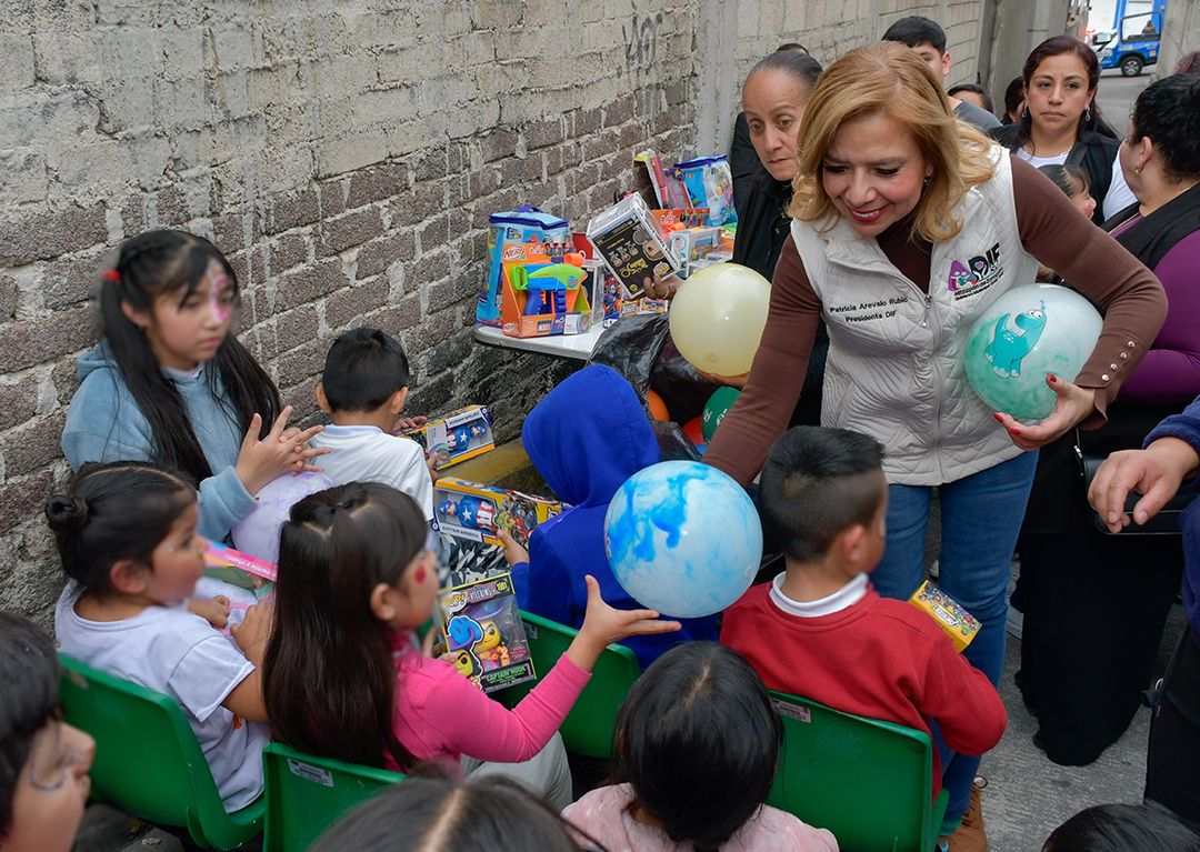 Paty Arévalo, presidenta de DIF Atizapán reparte juguetes a niños en comedor comunitario