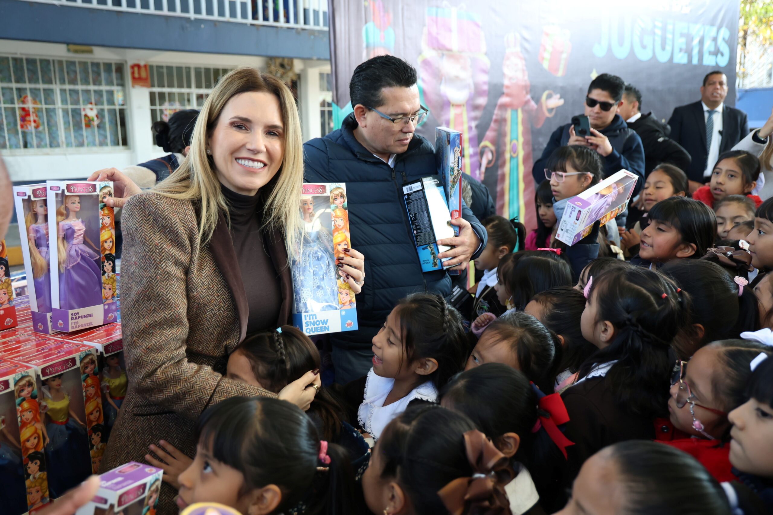 Romina Contreras termina reparto de juguetes de Reyes Magos