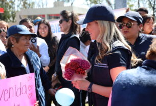 Romina Contreras en la colonia Federal Burocrática con el programa “Huixquilucan Contigo 24/7”
