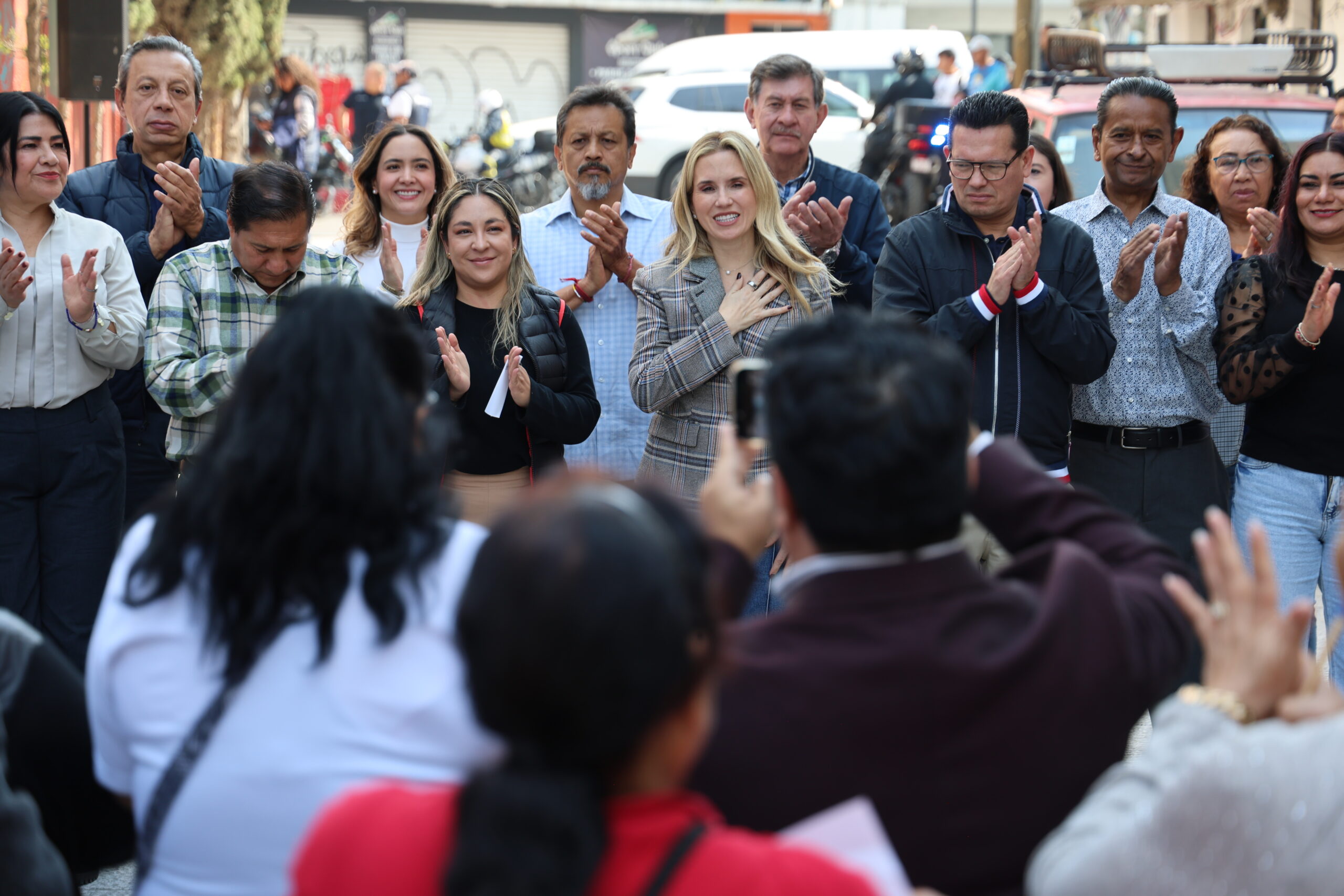 La alcaldesa de Huixquilucan, Romina Contreras, entrega calle repavimentada en Zona Popular