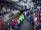 El alcalde Isaac Montoya Márquez, entre trabajadores y vecinos en la reconstrucción de la calle Ramos Millán, en Centro de Naucalpan