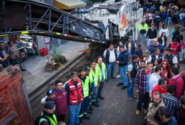 El alcalde Isaac Montoya Márquez, entre trabajadores y vecinos en la reconstrucción de la calle Ramos Millán, en Centro de Naucalpan