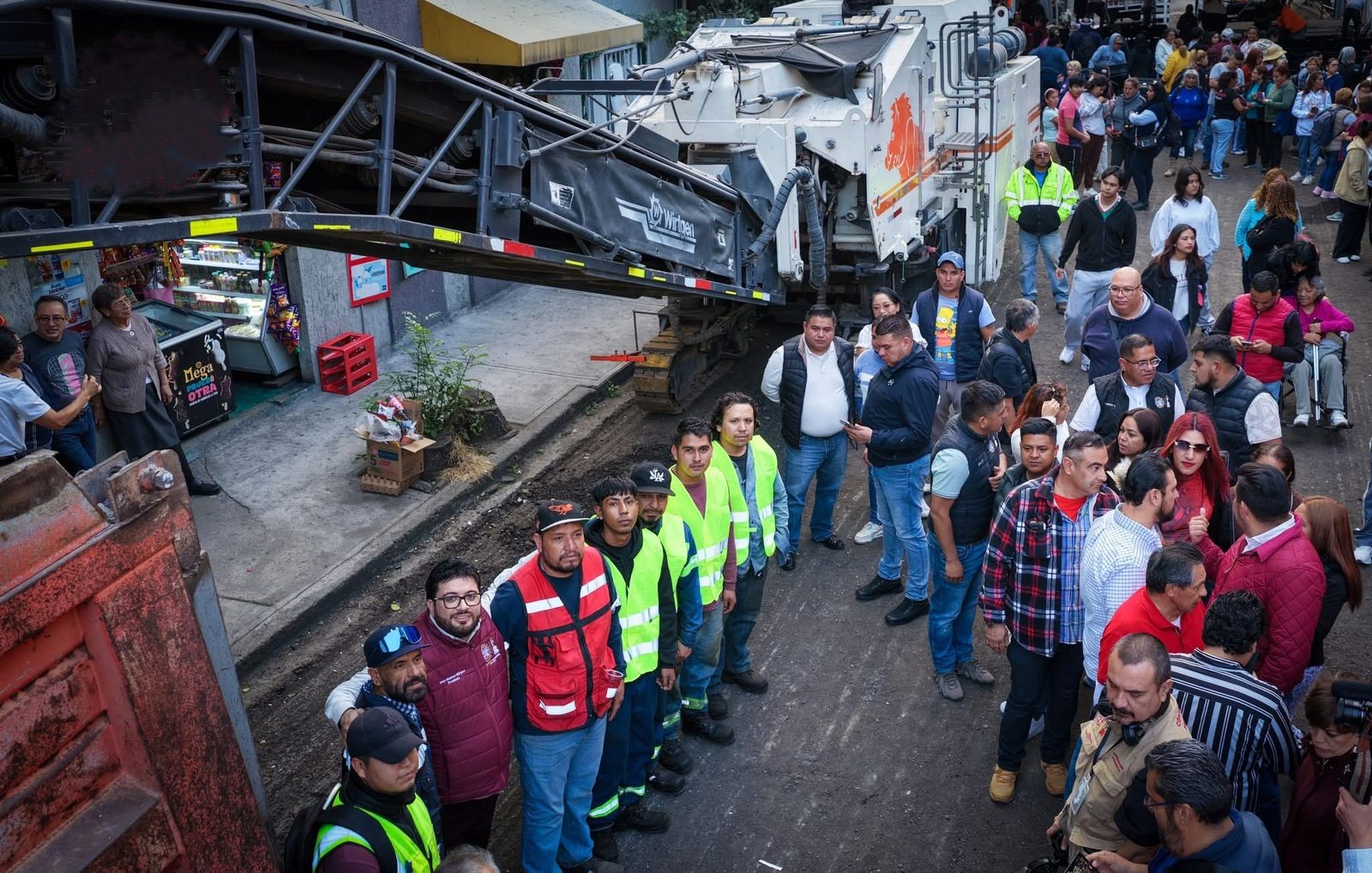 El alcalde Isaac Montoya Márquez, entre trabajadores y vecinos en la reconstrucción de la calle Ramos Millán, en Centro de Naucalpan