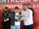 El alcalde de Naucalpan Isaac Montoya entrega cascos a comunidad Biker