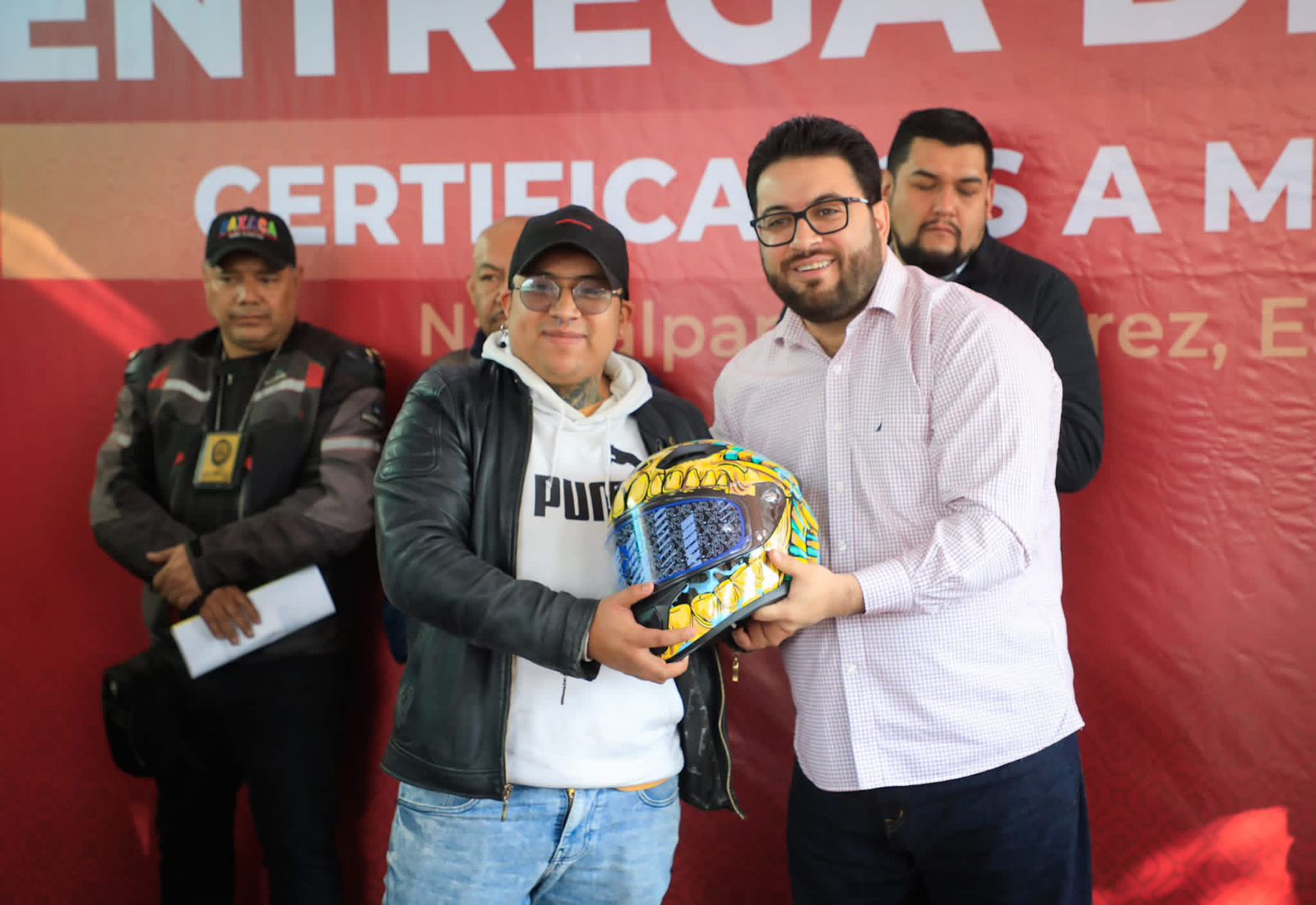 El alcalde de Naucalpan Isaac Montoya entrega cascos a comunidad Biker