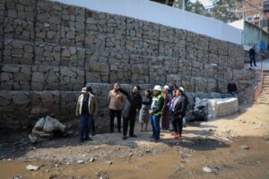Alcalde de Naucalpan, Isaac Montoya y autoridades escolares en el muro que evita la erosión del piso de escuela secundaria 