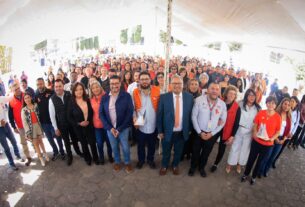 El alcalde Isaac Montoya, funcionarios municipales y estatales en el Día Naranja