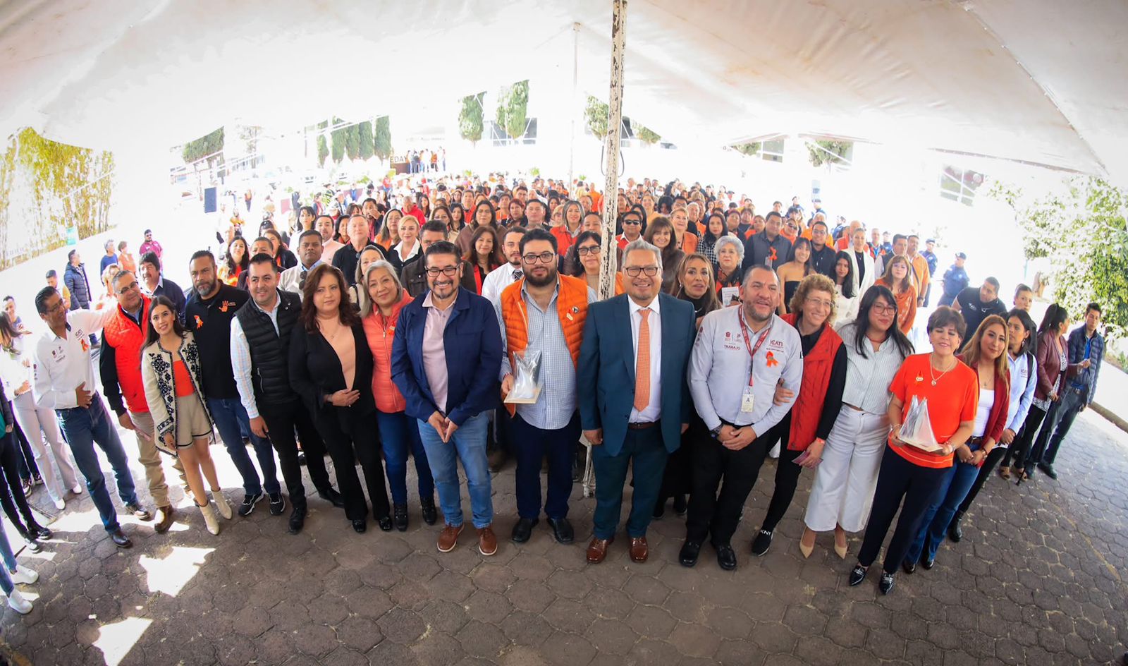El alcalde Isaac Montoya, funcionarios municipales y estatales en el Día Naranja