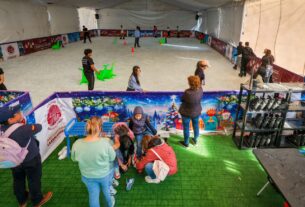 Niños gozan pista de hielo en Naucalpan en Día de Reyes